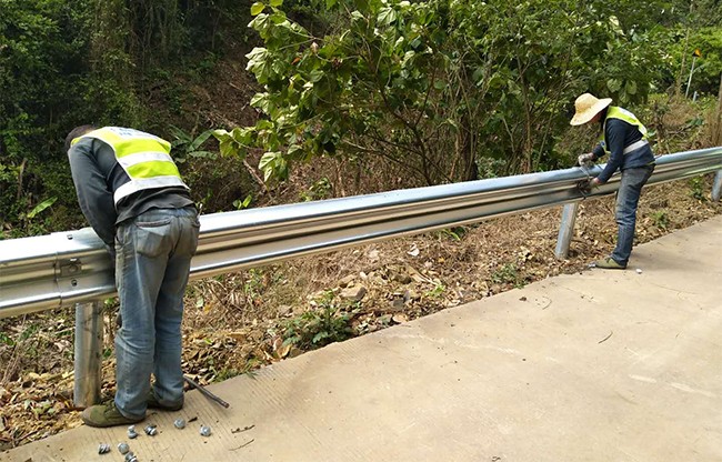 白山高速公路护栏的定期维护与保养