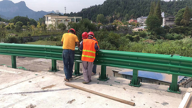 白山高速公路护栏板的维护确保道路安全的关键环节