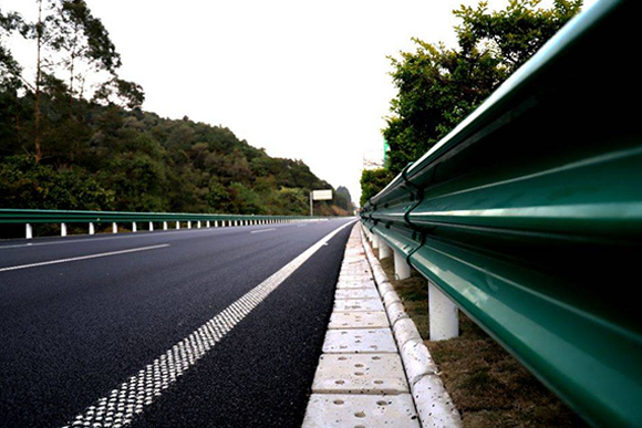 白山高速公路护栏的常用类型